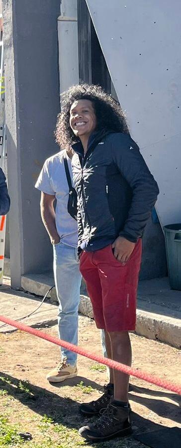 Persona en un espacio exterior; identidad todavía no verificada.